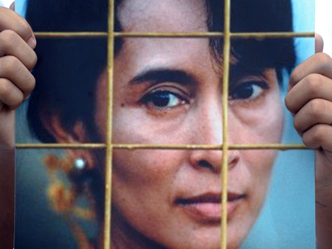 Un birmano muestra un cartel con la imagen de Suu Kyi, en agosto de 2009. | Ap