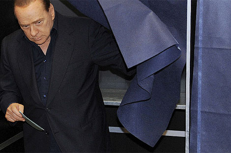 Berlusconi emite su voto en Miln. | Efe