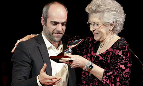 Luis Tosar recibe su premio de manos de Pilar Bardem. |