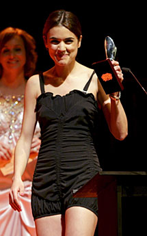 Adriana Ugarte, con su premio. | Efe