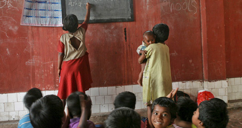 Varios nios en un aula de un colegio de primaria en Calcuta. | Efe