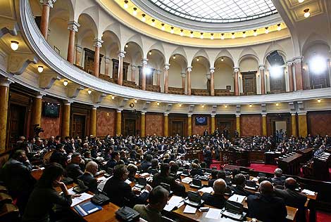 La sesin en el Parlamento serbio ha durado doce horas. | Reuters
