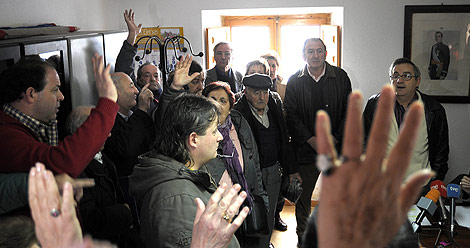 Vecinos de la localidad soriana de Torrubia durante la votacin. | Ical
