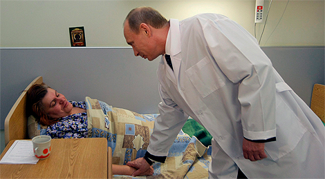 Vladimir Putin visita a uno de los heridos en los atentados suicidas. | Efe