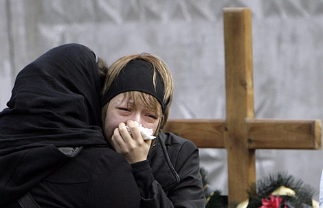 Dos mujeres lloran en el entierro de las vctimas de los atentados. | Afp