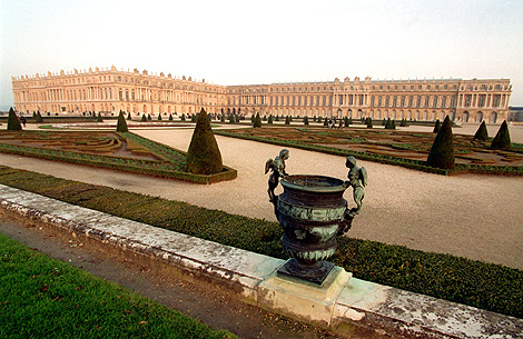 El Palacio de Versalles, desde un ngulo en los jardines. | AP