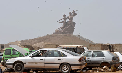 Imagen del polmico monumento que se ha construido en Dakar. | Afp