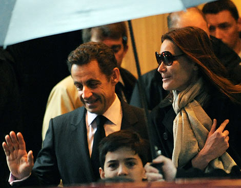 Sarkozy y su esposa, el pasado 30 de marzo, en Nueva York. | AFP
