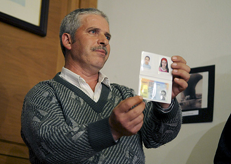 Francisco Martn, padre de Cristina, muestra fotos y el DNI de su hija. | Efe