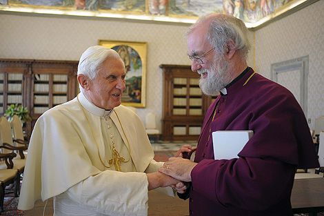 Benedicto XVI y el jefe de la Iglesia anglicana, en el Vaticano en 2009. | Efe