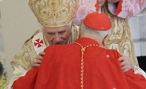 El cardenal Angelo Sodano saluda a Benedicto XVI. | Afp