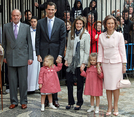 Los Reyes, los Prncipes de Asturias y sus hijas, en la Catedral de Palma. | Reuters