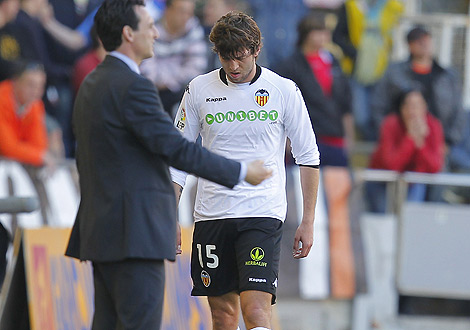 Dealbert se retira lesionado en el minuto 14 del partido ante Osasuna | AFP