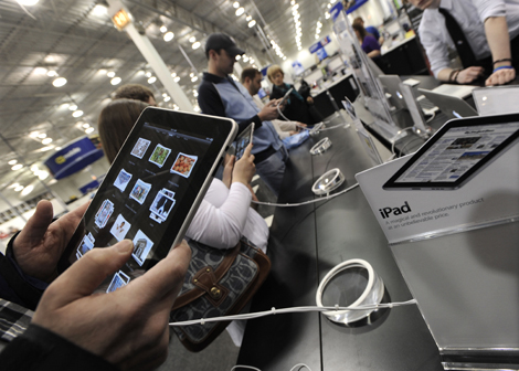 Clientes de una tienda de Chicago prueban el iPad. | AP