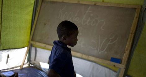 Un nio haitiano en una tienda de campaa habilitada como escuela. | Efe