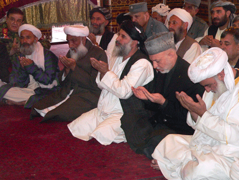 karzai reza durante su visita a Kandahar. | Efe