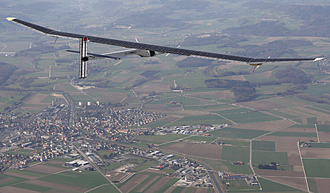 El avin 'Solar Impulse', durante el vuelo de prueba. | Efe