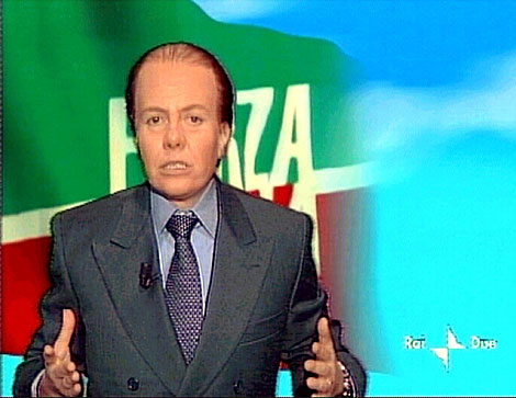 Sabina Guzzanti en el papel de Silvio Berlusconi. | Ansa