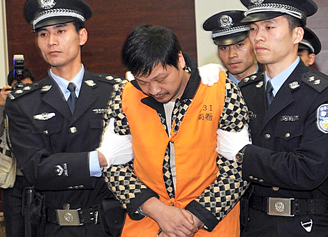 El condenado a pena de muerte, custodiado por la polica. | Afp