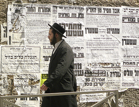 Cientos de carteles recubren las paredes del barrio de Mea Shearim. | Efe
