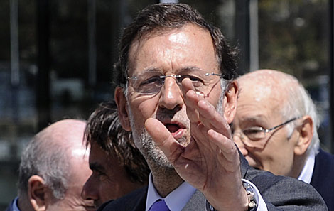 Mariano Rajoy, este jueves, en una comida con Aznar y otras personalidades del PP en Sevilla. | AFP