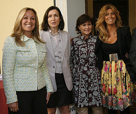 Las ministras de Sanidad y Cultura, la diputada Carmen Calvo y la diseadora Juana Martn. | Madero Cubero