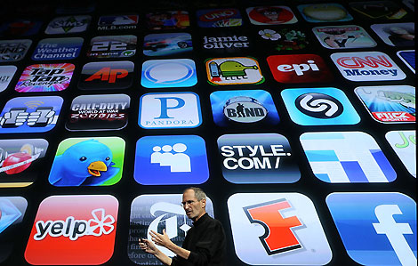 Jobs, ante un panel con futuras aplicaciones para el iPad. | Afp