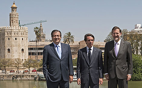 Francisco lvarez Cascos, junto a Aznar y Rajoy, el jueves en Sevilla. | Efe