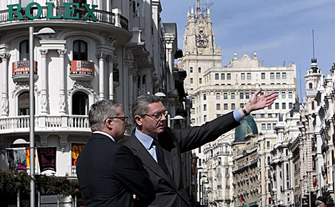 El alcalde de Madrid, Ruiz-Gallardn, con el ministro de Fomento en la Gran Va. | Efe