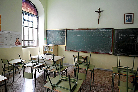 Un aula del Colegio Macas Picavea presidida por un crucifijo, tras las clases. | M. lvarez