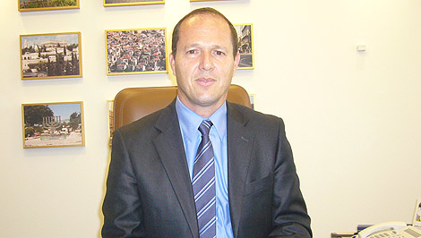 El alcalde de Jerusaln, Nir Barkat, en su despacho.