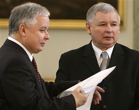 Lech Kaczynski (izda.) acepta la dimisin de su hermano como primer ministro en 2007. | AP