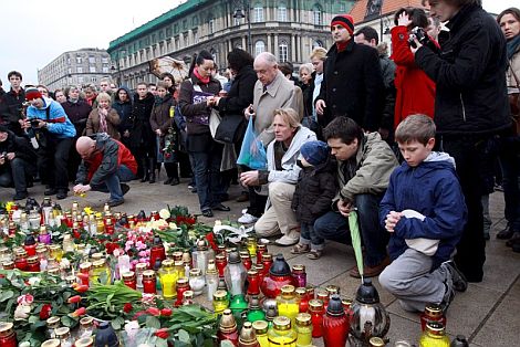 Ciudadanos polacos depositan velas, flores y otras ofrendas ante el Palacio Presidencial de Varsovia (Polonia) . | Efe