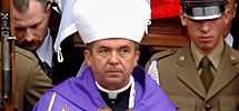El obispo Tadeusz Ploski. AP
