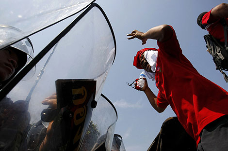 Enfrentamientos entre el Ejrcito y los 'camisas rojas'. | AP
