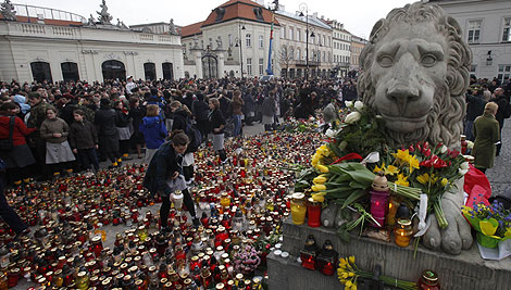 Miles de polacos concentrados frente al Palacio presidencial en Varsovia. | Reuters