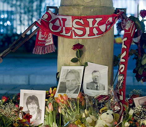 Flores en el Palacio presidencial de Varsovia en recuerdo de Kaczynski. | Efe