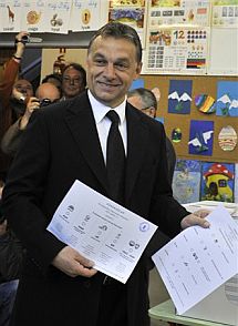Orbán se dispone a votar. | AP