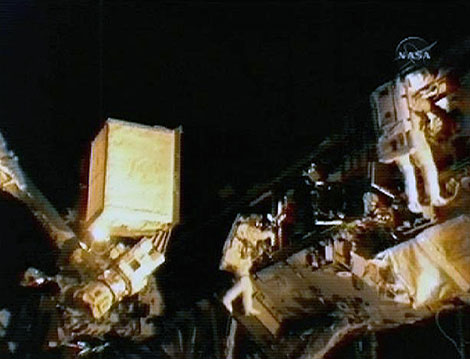 Los astronautas, trabajando, en una imagen de NASA TV. | Reuters