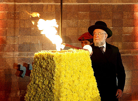 El jefe rabino de Tel Aviv enciende una antorcha conmemorativa. | Efe