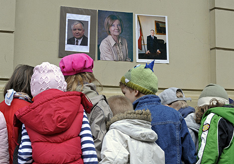 Nios de una guardera rinden tributo al presidente polaco y su esposa, fallecidos en accidente areo. | AFP