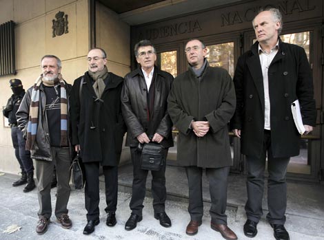 Los cinco imputados del caso Egunkaria posan ante la Audiencia Nacional. | Efe