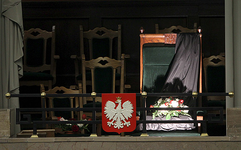 Ramo de flores en el asiento del presidente de la nacin en el Parlamento polaco. | Efe
