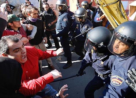 Disturbios en el barrio de El Cabanyal. | Benito Pajares