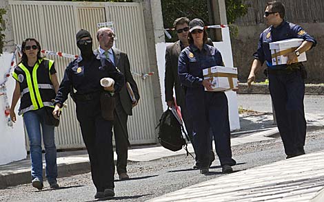 Agentes de la Polica se lleva varias cajas del chal del maestro de krate. | Reuters