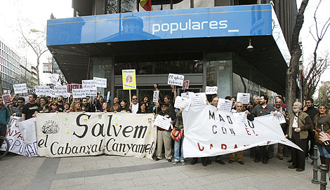 Manifestacin de los vecinos frente a la sede del PP en Madrid. | Efe