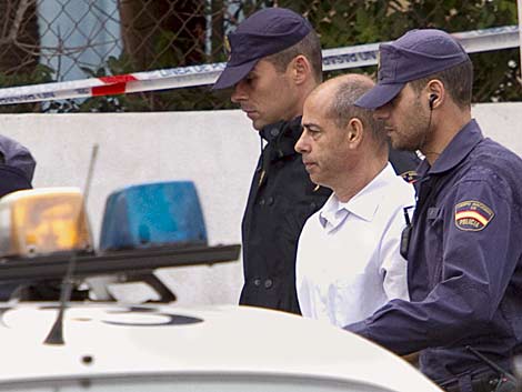 Torres Baena, principal imputado, junto a la Policía en el registro. | Efe