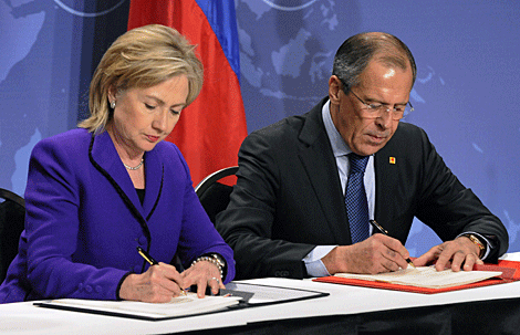 Hillary Clinton y Serguei Lavrov firman el acuerdo bilateral en Washington. | Reuters