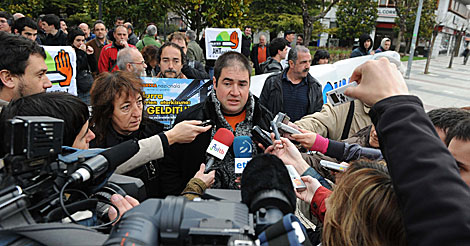 El alcalde de Aramaiao, Asier Agirre, contesta a los periodistas antes del juicio. | N. Gonzlez