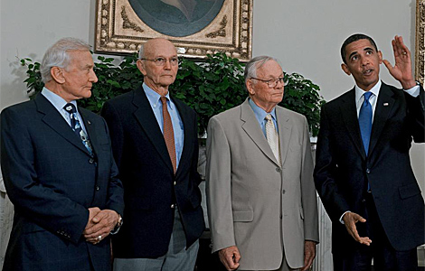 Armstrong (2-D) y los otros dos astronautas del Apolo XI junto a Barack Obama en el 40 aniversario de su llegada a la Luna. | AFP